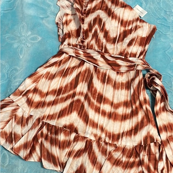 I ordered online and it’s small for me and with new tags. Beautiful mini dress - Picture 8 of 9